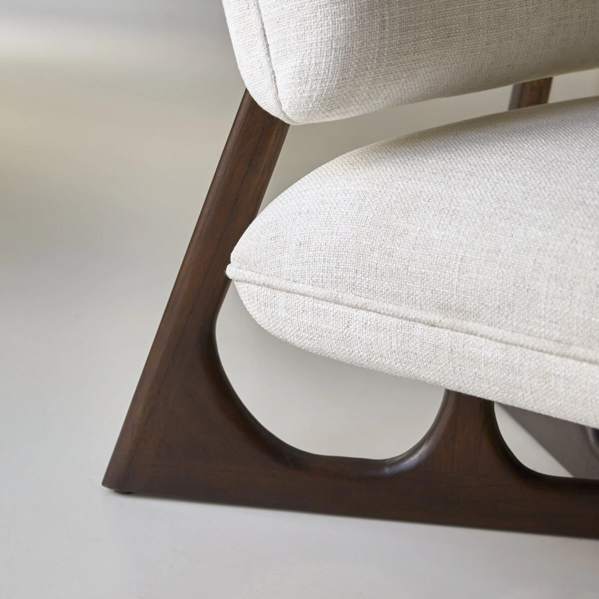 Brune - Fauteuil Bas En Mindi Massif Et Tissu écru – Image 5