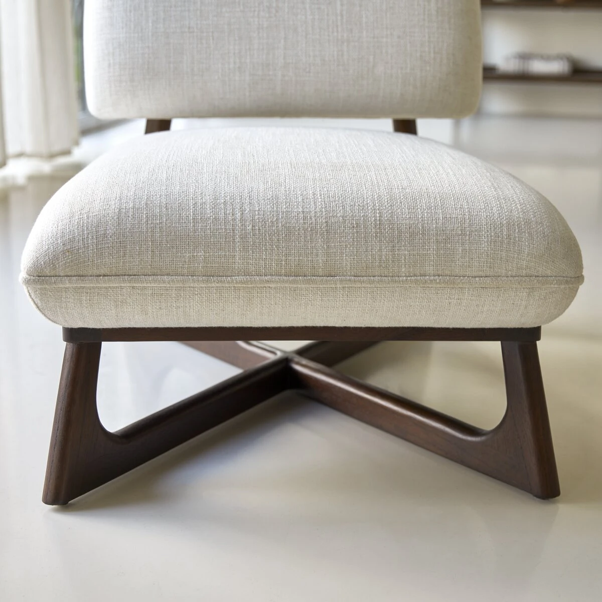 Brune - Fauteuil Bas En Mindi Massif Et Tissu écru – Image 6