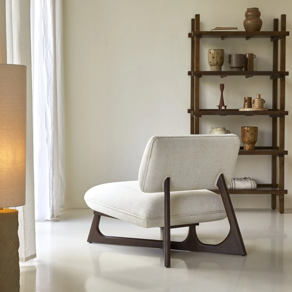 Brune - Fauteuil Bas En Mindi Massif Et Tissu écru – Image 3